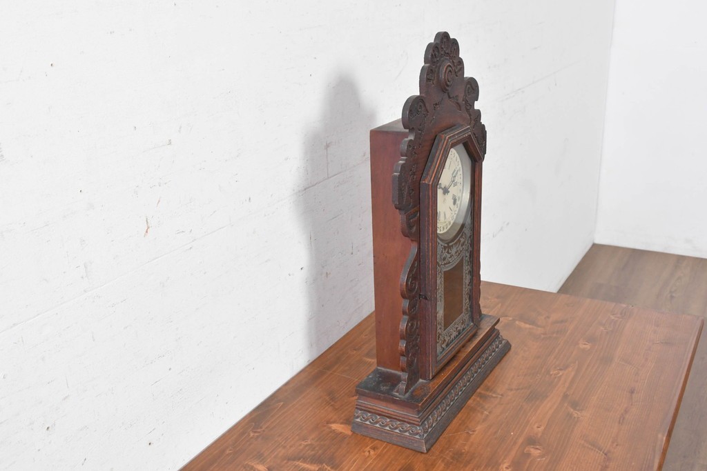 アメリカアンティーク　1890年から1900年頃　Ansonia Clock Company(アンソニア)　優美な彫刻と白い草花模様が華やかな置き時計　(R-091799)