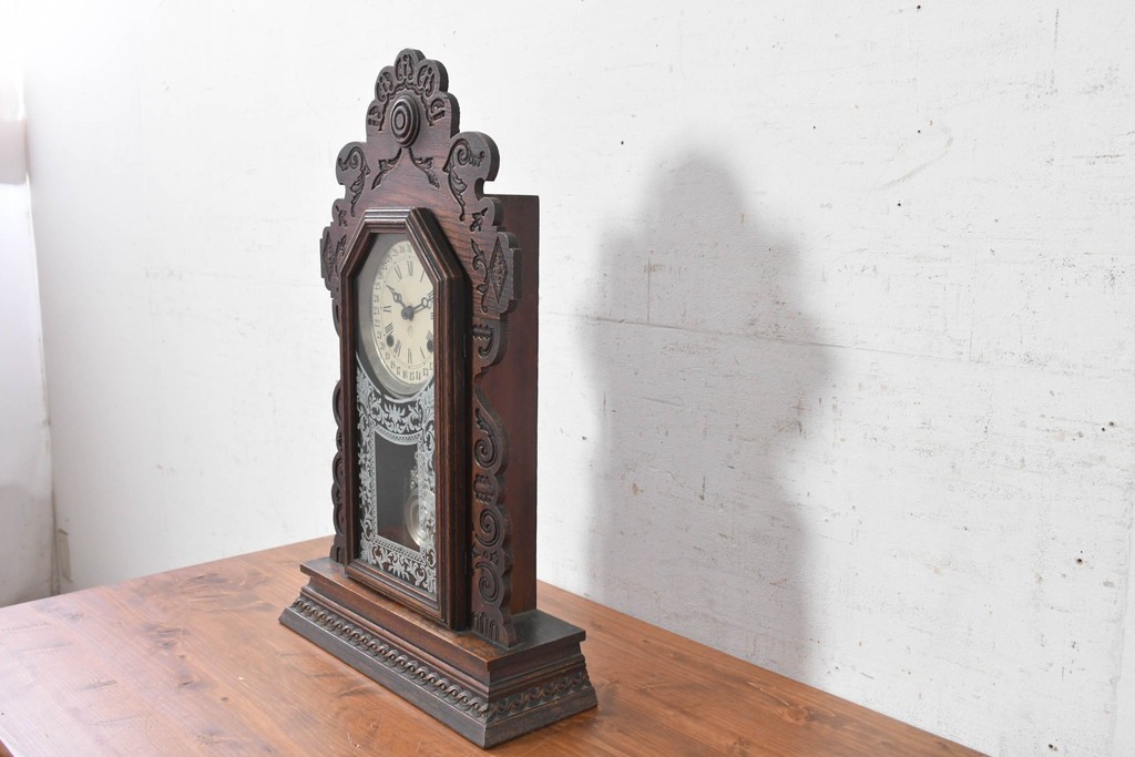アメリカアンティーク　1890年から1900年頃　Ansonia Clock Company(アンソニア)　優美な彫刻と白い草花模様が華やかな置き時計　(R-091799)