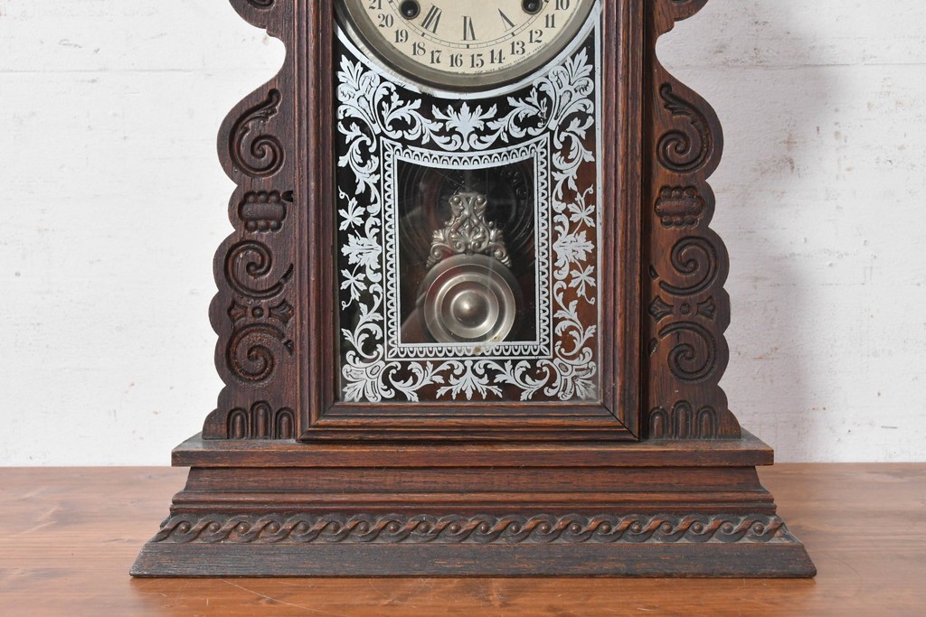 アメリカアンティーク　1890年から1900年頃　Ansonia Clock Company(アンソニア)　優美な彫刻と白い草花模様が華やかな置き時計　(R-091799)
