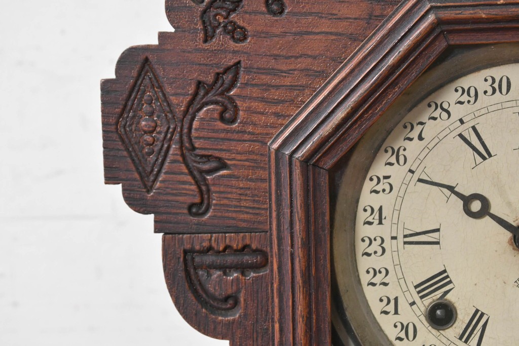 アメリカアンティーク　1890年から1900年頃　Ansonia Clock Company(アンソニア)　優美な彫刻と白い草花模様が華やかな置き時計　(R-091799)
