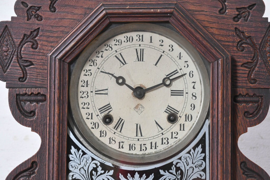 アメリカアンティーク　1890年から1900年頃　Ansonia Clock Company(アンソニア)　優美な彫刻と白い草花模様が華やかな置き時計　(R-091799)