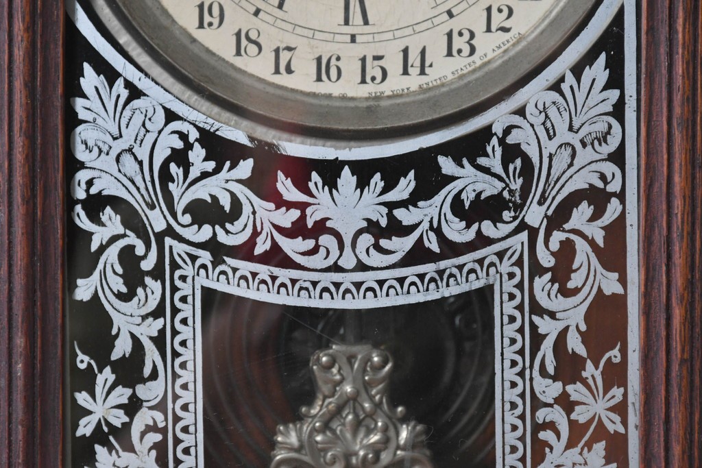 アメリカアンティーク　1890年から1900年頃　Ansonia Clock Company(アンソニア)　優美な彫刻と白い草花模様が華やかな置き時計　(R-091799)