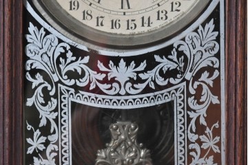 アメリカアンティーク　1890年から1900年頃　Ansonia Clock Company(アンソニア)　優美な彫刻と白い草花模様が華やかな置き時計　(R-091799)