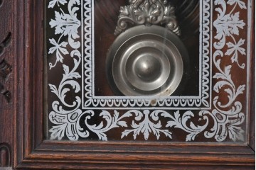 アメリカアンティーク　1890年から1900年頃　Ansonia Clock Company(アンソニア)　優美な彫刻と白い草花模様が華やかな置き時計　(R-091799)