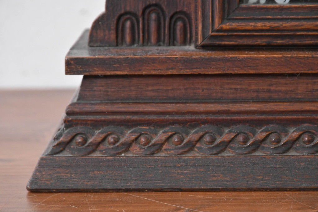アメリカアンティーク　1890年から1900年頃　Ansonia Clock Company(アンソニア)　優美な彫刻と白い草花模様が華やかな置き時計　(R-091799)