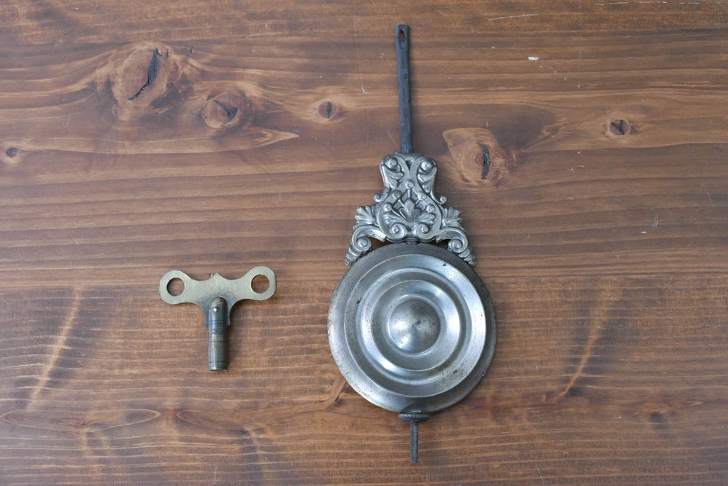 アメリカアンティーク　1890年から1900年頃　Ansonia Clock Company(アンソニア)　優美な彫刻と白い草花模様が華やかな置き時計　(R-091799)