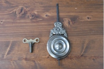 アメリカアンティーク　1890年から1900年頃　Ansonia Clock Company(アンソニア)　優美な彫刻と白い草花模様が華やかな置き時計　(R-091799)