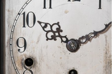 ドイツアンティーク　1920年から1930年頃　　KIENZLE(キンツレ)　ツイスト装飾と曲線的な天板が美しい重厚な置き時計　(R-091801)