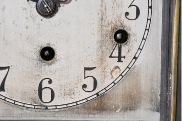 ドイツアンティーク　1920年から1930年頃　　KIENZLE(キンツレ)　ツイスト装飾と曲線的な天板が美しい重厚な置き時計　(R-091801)