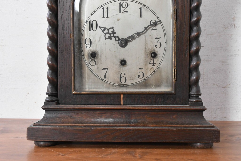 ドイツアンティーク　1920年から1930年頃　　KIENZLE(キンツレ)　ツイスト装飾と曲線的な天板が美しい重厚な置き時計　(R-091801)