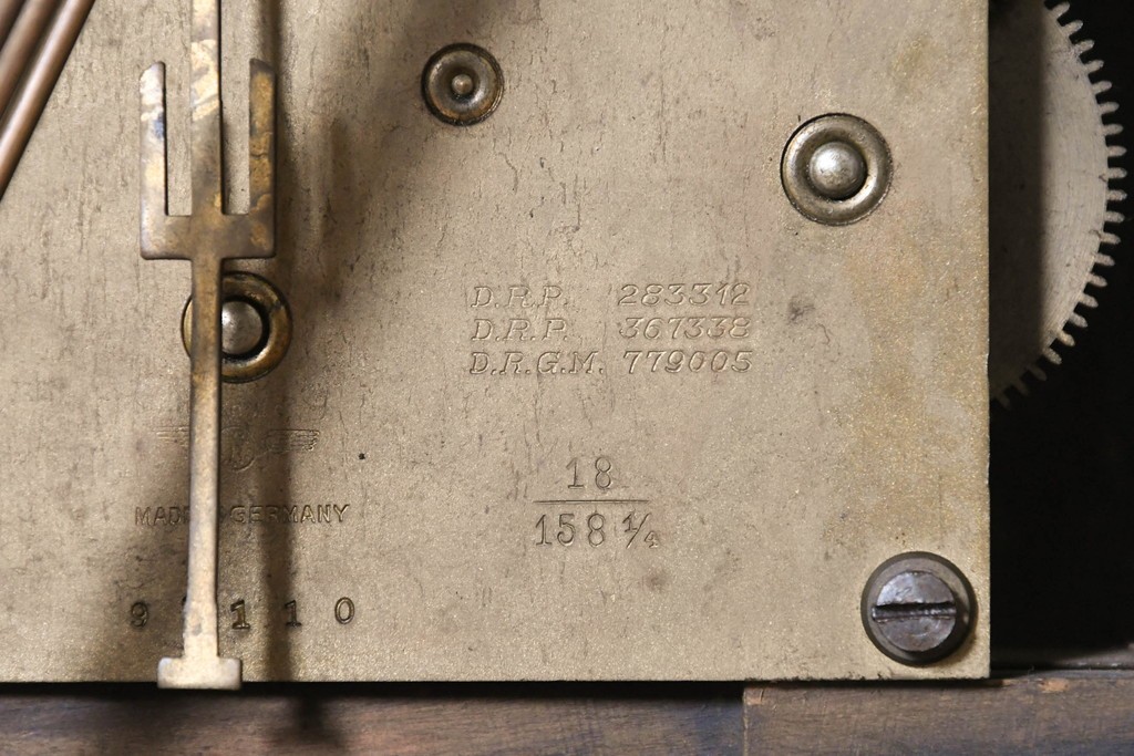 ドイツアンティーク　1920年から1930年頃　　KIENZLE(キンツレ)　ツイスト装飾と曲線的な天板が美しい重厚な置き時計　(R-091801)