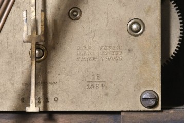ドイツアンティーク　1920年から1930年頃　　KIENZLE(キンツレ)　ツイスト装飾と曲線的な天板が美しい重厚な置き時計　(R-091801)