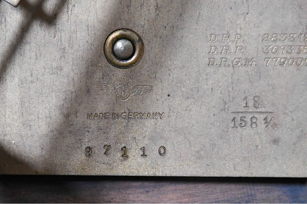 ドイツアンティーク　1920年から1930年頃　　KIENZLE(キンツレ)　ツイスト装飾と曲線的な天板が美しい重厚な置き時計　(R-091801)