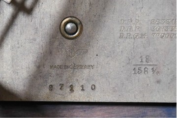 ドイツアンティーク　1920年から1930年頃　　KIENZLE(キンツレ)　ツイスト装飾と曲線的な天板が美しい重厚な置き時計　(R-091801)