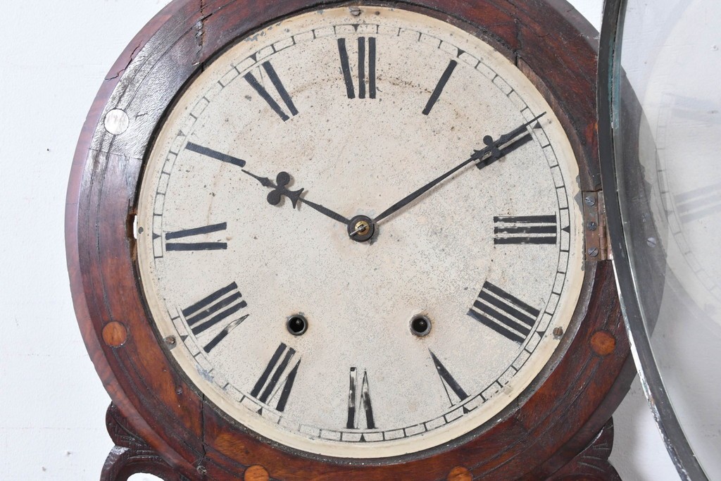 イギリスアンティーク　1880年から1900年頃　繊細な彫刻が魅力のクラシカルな掛け時計　(R-091803)