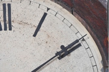 イギリスアンティーク　1880年から1900年頃　繊細な彫刻が魅力のクラシカルな掛け時計　(R-091803)