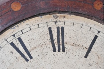 イギリスアンティーク　1880年から1900年頃　繊細な彫刻が魅力のクラシカルな掛け時計　(R-091803)