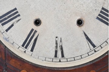 イギリスアンティーク　1880年から1900年頃　繊細な彫刻が魅力のクラシカルな掛け時計　(R-091803)