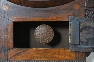 イギリスアンティーク　1880年から1900年頃　繊細な彫刻が魅力のクラシカルな掛け時計　(R-091803)