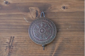 イギリスアンティーク　1880年から1900年頃　繊細な彫刻が魅力のクラシカルな掛け時計　(R-091803)