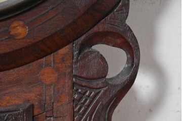イギリスアンティーク　1880年から1900年頃　繊細な彫刻が魅力のクラシカルな掛け時計　(R-091803)