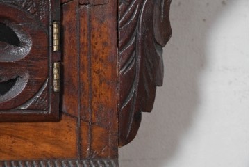 イギリスアンティーク　1880年から1900年頃　繊細な彫刻が魅力のクラシカルな掛け時計　(R-091803)