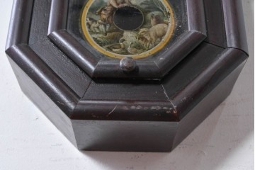 アメリカアンティーク　1900年頃　セス・トーマス(Seth Thomas)　窓を彩る牧歌的な絵が目を引く掛け時計　(R-091805)