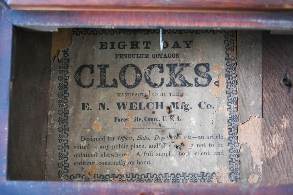 アメリカアンティーク　1870年から1890年頃　E.N.WELCH(ウェルチ)社　八角形のケースと深みのある色合いがクラシカルな掛け時計　(R-091806)