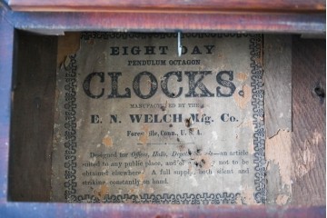 アメリカアンティーク　1870年から1890年頃　E.N.WELCH(ウェルチ)社　八角形のケースと深みのある色合いがクラシカルな掛け時計　(R-091806)
