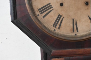 アメリカアンティーク　1870年から1890年頃　E.N.WELCH(ウェルチ)社　八角形のケースと深みのある色合いがクラシカルな掛け時計　(R-091806)