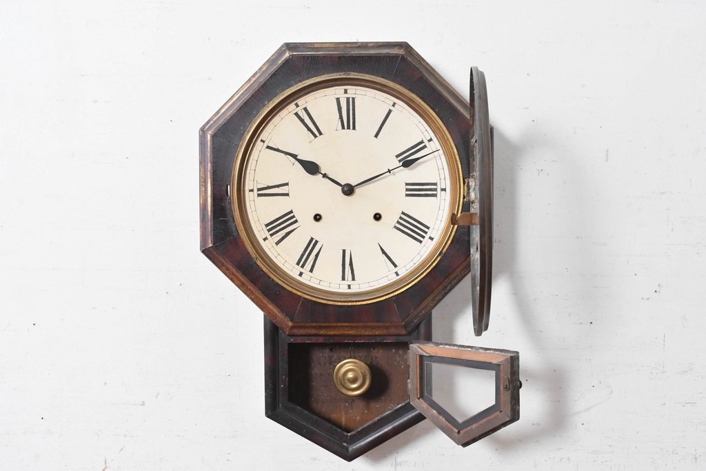 アメリカアンティーク　1870年から1890年頃　E.N.WELCH(ウェルチ)社　八角形の枠と味わい深い木色が魅力の掛け時計　(R-091810)