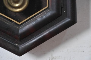 アメリカアンティーク　1870年から1890年頃　E.N.WELCH(ウェルチ)社　八角形の枠と味わい深い木色が魅力の掛け時計　(R-091810)