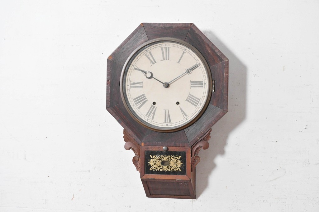 アメリカアンティーク　1880年から1900年頃　William L. Gilbert Clock Company(ウィリアム・L・ギルバート・クロック・カンパニー)　八角形の文字盤枠と優美な彫刻装飾がお洒落な掛け時計　(R-091811)