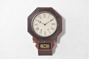 アメリカアンティーク　1880年から1900年頃　William L. Gilbert Clock Company(ウィリアム・L・ギルバート・クロック・カンパニー)　八角形の文字盤枠と優美な彫刻装飾がお洒落な掛け時計　(R-091811)