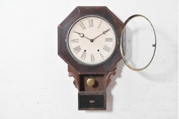 アメリカアンティーク　1880年から1900年頃　William L. Gilbert Clock Company(ウィリアム・L・ギルバート・クロック・カンパニー)　八角形の文字盤枠と優美な彫刻装飾がお洒落な掛け時計　(R-091811)