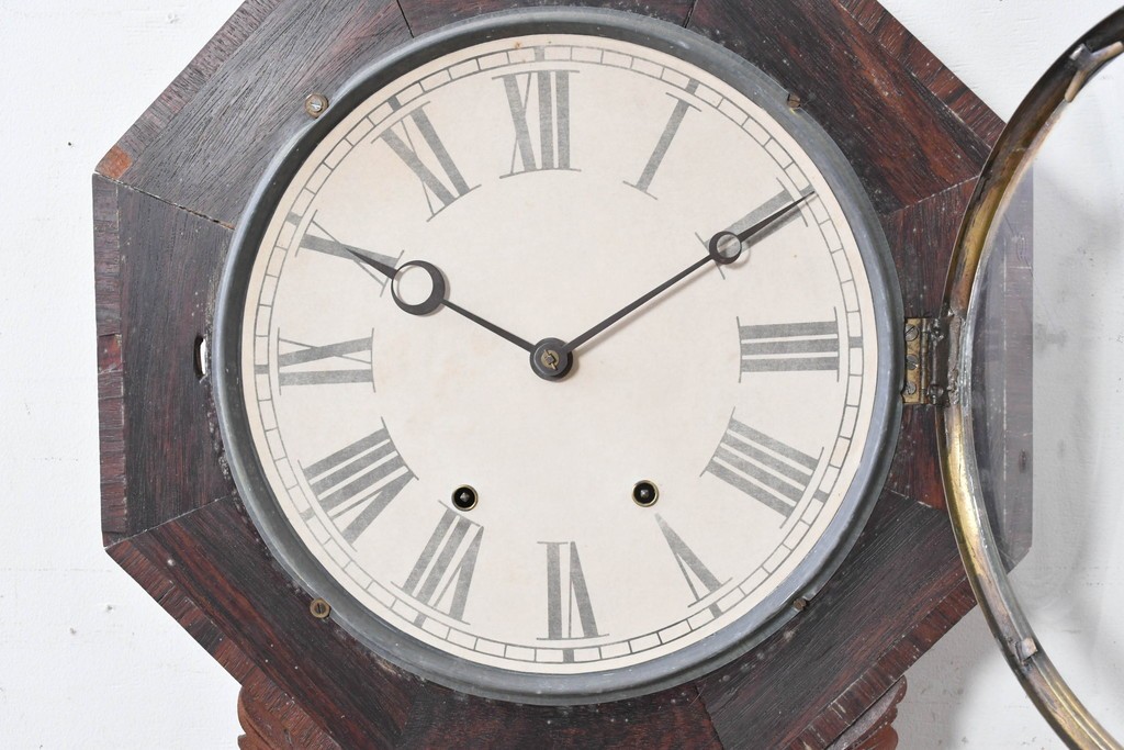 アメリカアンティーク　1880年から1900年頃　William L. Gilbert Clock Company(ウィリアム・L・ギルバート・クロック・カンパニー)　八角形の文字盤枠と優美な彫刻装飾がお洒落な掛け時計　(R-091811)