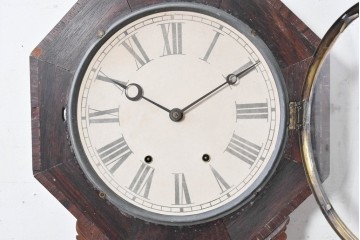 アメリカアンティーク　1880年から1900年頃　William L. Gilbert Clock Company(ウィリアム・L・ギルバート・クロック・カンパニー)　八角形の文字盤枠と優美な彫刻装飾がお洒落な掛け時計　(R-091811)