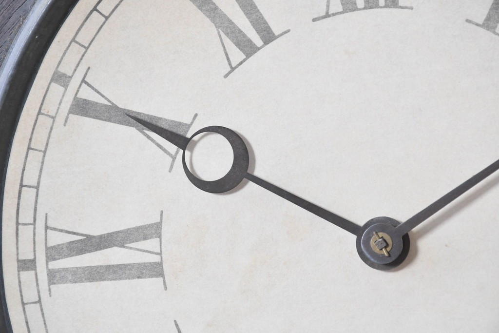 アメリカアンティーク　1880年から1900年頃　William L. Gilbert Clock Company(ウィリアム・L・ギルバート・クロック・カンパニー)　八角形の文字盤枠と優美な彫刻装飾がお洒落な掛け時計　(R-091811)
