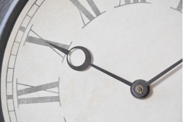 アメリカアンティーク　1880年から1900年頃　William L. Gilbert Clock Company(ウィリアム・L・ギルバート・クロック・カンパニー)　八角形の文字盤枠と優美な彫刻装飾がお洒落な掛け時計　(R-091811)