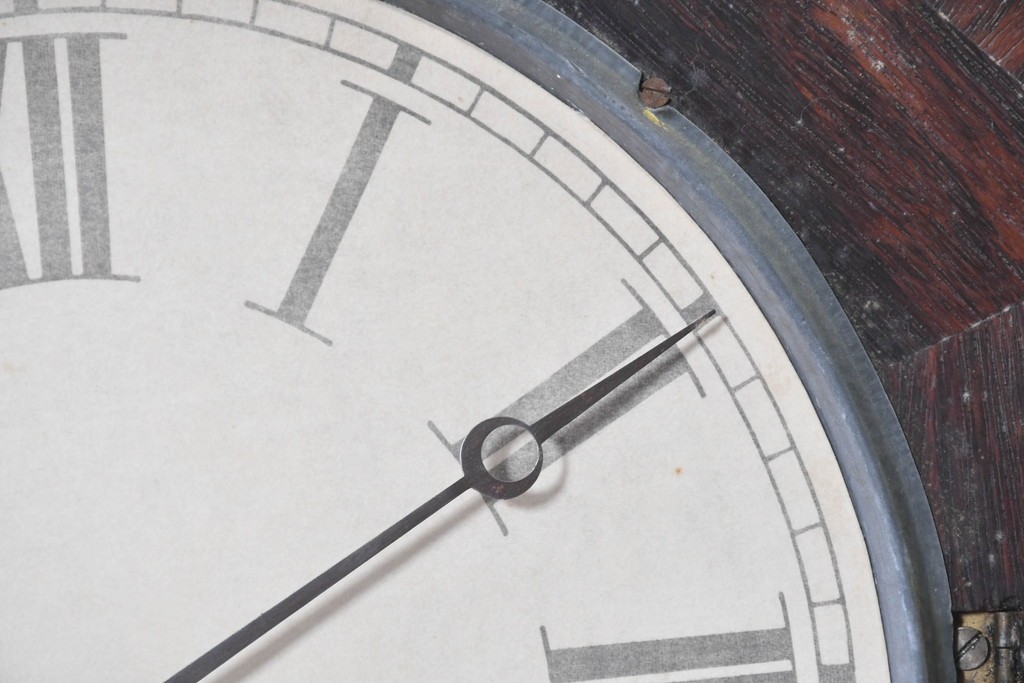 アメリカアンティーク　1880年から1900年頃　William L. Gilbert Clock Company(ウィリアム・L・ギルバート・クロック・カンパニー)　八角形の文字盤枠と優美な彫刻装飾がお洒落な掛け時計　(R-091811)