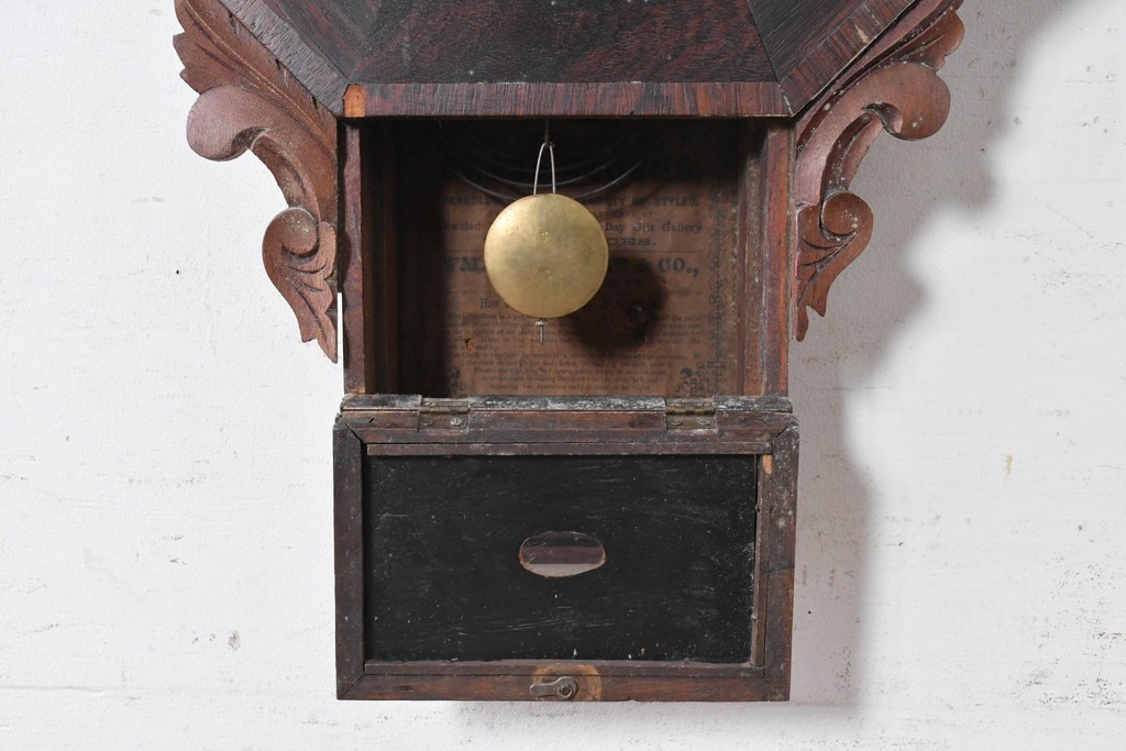 アメリカアンティーク　1880年から1900年頃　William L. Gilbert Clock Company(ウィリアム・L・ギルバート・クロック・カンパニー)　八角形の文字盤枠と優美な彫刻装飾がお洒落な掛け時計　(R-091811)