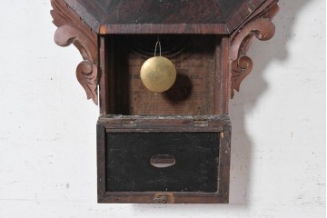 アメリカアンティーク　1880年から1900年頃　William L. Gilbert Clock Company(ウィリアム・L・ギルバート・クロック・カンパニー)　八角形の文字盤枠と優美な彫刻装飾がお洒落な掛け時計　(R-091811)