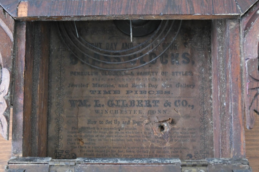 アメリカアンティーク　1880年から1900年頃　William L. Gilbert Clock Company(ウィリアム・L・ギルバート・クロック・カンパニー)　八角形の文字盤枠と優美な彫刻装飾がお洒落な掛け時計　(R-091811)