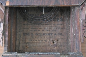 アメリカアンティーク　1880年から1900年頃　William L. Gilbert Clock Company(ウィリアム・L・ギルバート・クロック・カンパニー)　八角形の文字盤枠と優美な彫刻装飾がお洒落な掛け時計　(R-091811)