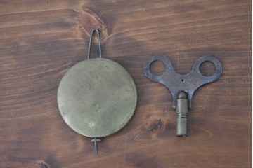 アメリカアンティーク　1880年から1900年頃　William L. Gilbert Clock Company(ウィリアム・L・ギルバート・クロック・カンパニー)　八角形の文字盤枠と優美な彫刻装飾がお洒落な掛け時計　(R-091811)