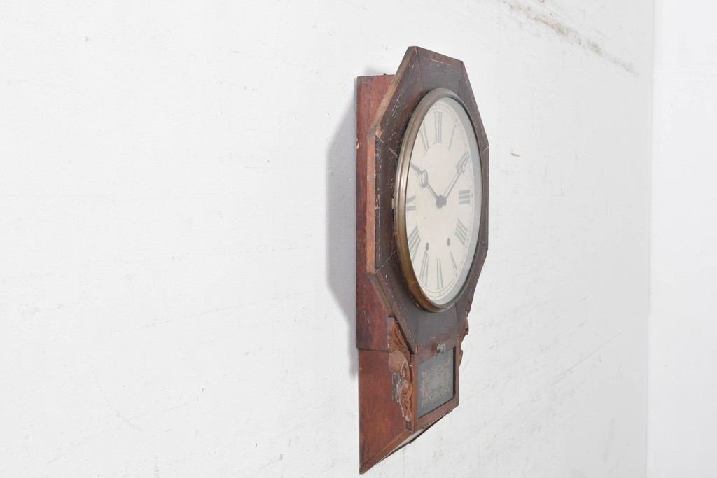 アメリカアンティーク　1880年から1900年頃　William L. Gilbert Clock Company(ウィリアム・L・ギルバート・クロック・カンパニー)　八角形の文字盤枠と優美な彫刻装飾がお洒落な掛け時計　(R-091811)