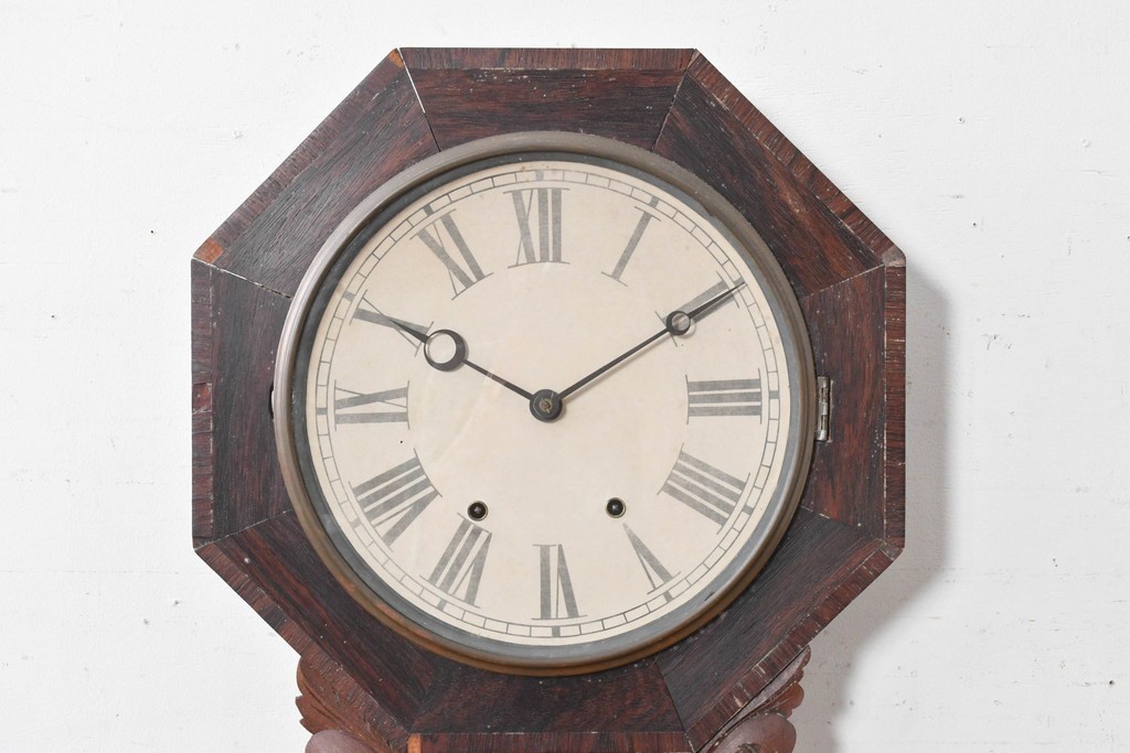 アメリカアンティーク　1880年から1900年頃　William L. Gilbert Clock Company(ウィリアム・L・ギルバート・クロック・カンパニー)　八角形の文字盤枠と優美な彫刻装飾がお洒落な掛け時計　(R-091811)