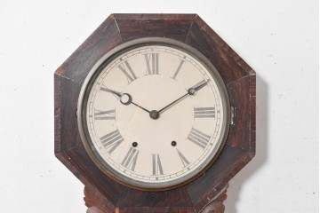 アメリカアンティーク　1880年から1900年頃　William L. Gilbert Clock Company(ウィリアム・L・ギルバート・クロック・カンパニー)　八角形の文字盤枠と優美な彫刻装飾がお洒落な掛け時計　(R-091811)