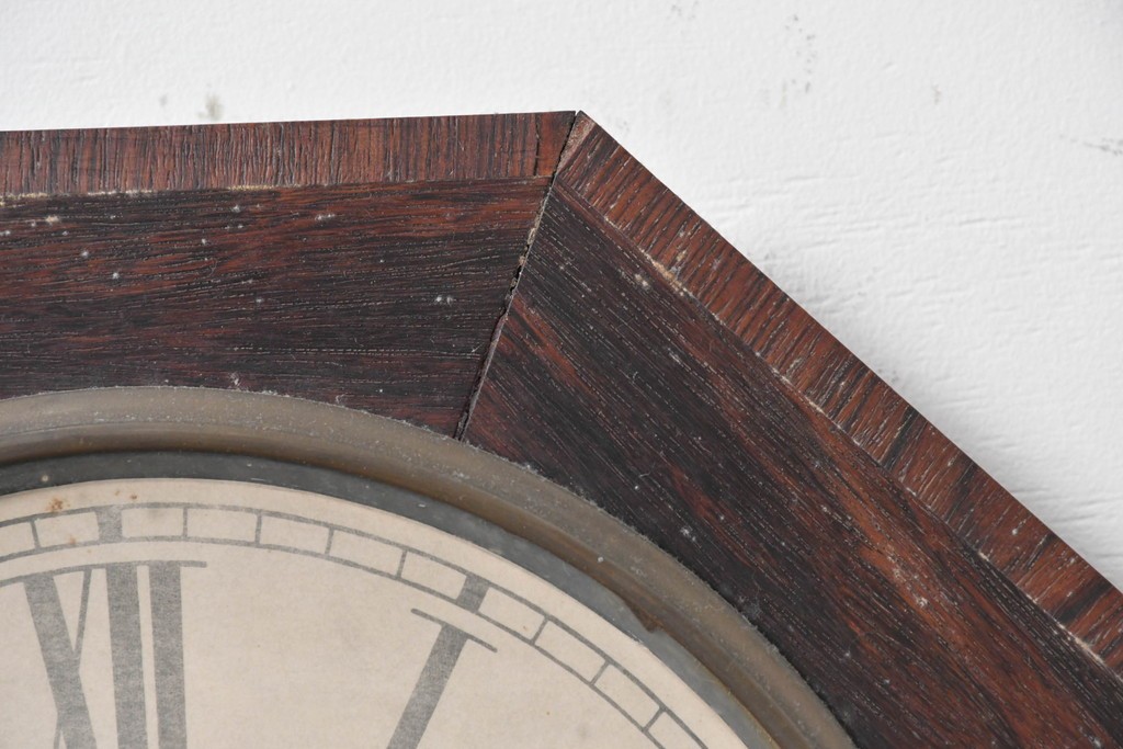 アメリカアンティーク　1880年から1900年頃　William L. Gilbert Clock Company(ウィリアム・L・ギルバート・クロック・カンパニー)　八角形の文字盤枠と優美な彫刻装飾がお洒落な掛け時計　(R-091811)