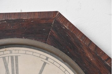 アメリカアンティーク　1880年から1900年頃　William L. Gilbert Clock Company(ウィリアム・L・ギルバート・クロック・カンパニー)　八角形の文字盤枠と優美な彫刻装飾がお洒落な掛け時計　(R-091811)